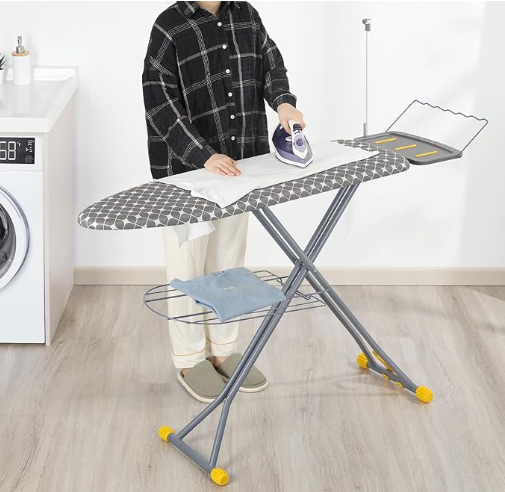 Полноразмерная гладильная доска на стене