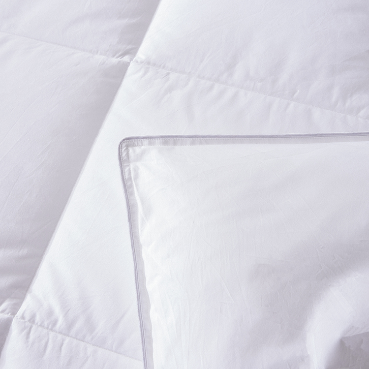 Одеяло с пододеяльником для кровати в отеле